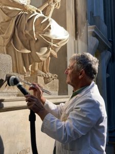 7.Antonio Forcellino restaura la Madonna Medici di Michelangelo 2