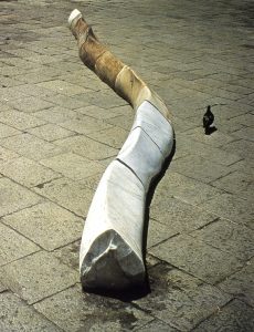 1. H.Nagasawa_Biennale di Venezia 1972_Colonna,1972, marble, 30 x 700 x 30 cm