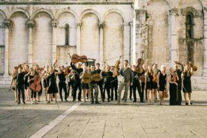 1B1 Orchestra – Piazza San Michele, Lucca – agosto 2016 (foto Peter Adamik)