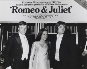 Franco Zeffirelli con Olivia Hussey e Leonard Whiting, protagonisti del film Romeo Giulietta, Londra 1968. Diritti Fondazione Franco Zeffirelli
