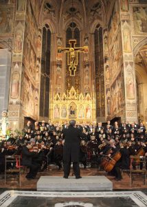 BASILICA DI SANTA CROCE, MILLE PERSONE IN CODA PER ASSISTERE AL CONCERTO -REQUIEM KV626- DI MOZART DIRETTO DAL MAESTRO GIUSEPPE LANZETTA CON L’ORCHESTRA DA CAMERA FIORENTINA E IL CORO HARMONIA CANTATA