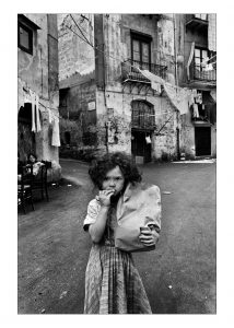 Palermo,1979. Quartiere Kalsa.La Bambina con il pane