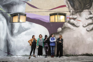 Ligama con le ragazze di Uovo alla Pop sotto al murale di via Pompilia