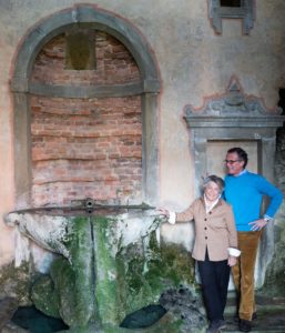 5_Giorgiana Corsini e Neri Torrigiani a La fontana della Fata Morgana nella grotta di Fattucchia_ph Clara Vannucci